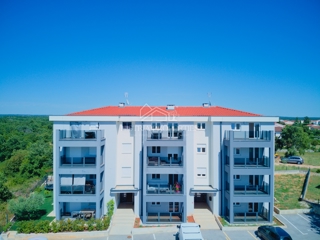 Novo stanovanje z velikim dvoriščem v bližini Poreča