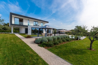 Idilična lokacija z impresivno vilo, dobro opremljeno in okusno opremljeno