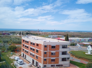 Apartma s teraso in pogledom na morje ter Alpe, le 1 km od plaže