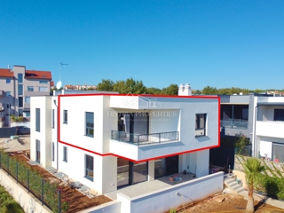 Moderno opremljeno stanovanje s prostorno strešno teraso, 1 km od morja