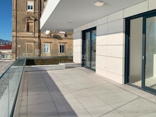 Luksuzno prostorno stanovanje v 1. vrsti do morja s plažo pred stavbo po znižani ceni