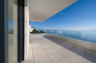 Luksuzno prostorno stanovanje v 1. vrsti do morja s plažo pred stavbo po znižani ceni