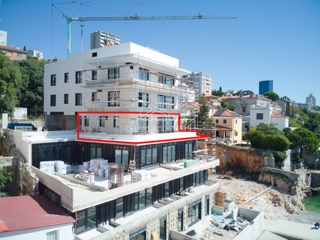 Luksuzno prostorno stanovanje v 1. vrsti do morja s plažo pred stavbo po znižani ceni