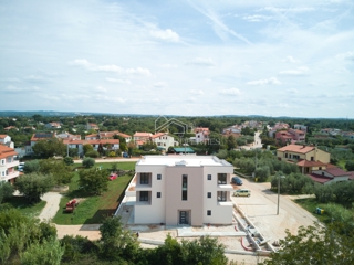 Novo stanovanje s teraso 5,5 km od Poreča v kakovostni novogradnji