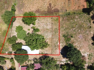 Gradbeno zemljišče v majhni istrski vasici, obdani z naravno idilo