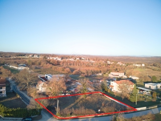 Cenovno ugodno gradbeno zemljišče idealno za gradnjo počitniške hiše ali družinske hiše z velikim dvoriščem