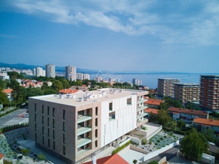 Izjemno kakovostna novogradnja in stanovanje z veliko teraso in pogledom na morje