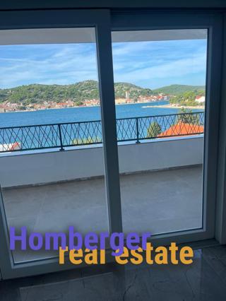 Tisno, 30 m do plaže - 3 spalnice - dvoetažno stanovanje - garaža