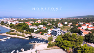 Moderno opremljen enosobni penthouse v Sukošanu
