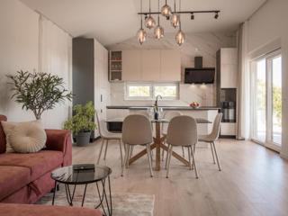 Moderna pritlična hiša s bazenom