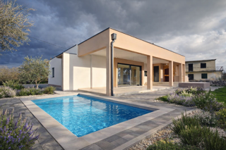 Moderna pritlična hiša v bližini Zadra