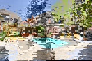 Kamnita hiša, primerna za turistični najem