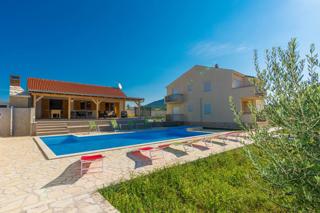 Vila z bazenom in savno pri Biogradu – velika zemljišče, turistični potencial