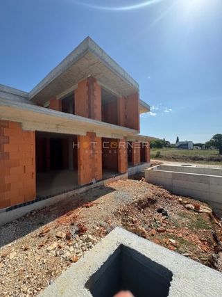 Pula, v bližini Šijanske gozdne, polovica dvojčka z bazenom, 3 spalnice, pogled na zelenje
