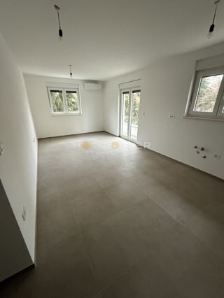 Pulj, center, odlična lokacija, novogradnja, 1. nadstropje, 2 spalnici, terasa, dvigalo