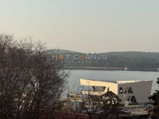 Prenovljeno manjše stanovanje v središču Pule z veliko teraso in pogledom na morje!