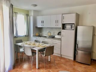 Medulin, 200 m od plaže, pritlični apartma, 2 spalnici, 30 m² vrta
