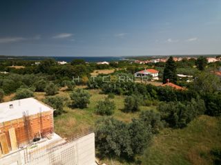 Stanovanje v Štinjanu z razgledom na morje in zasebnim parkirnim mestom.