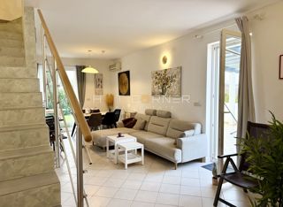 Hiša z garažo in pogledom na morje