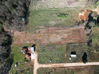 Kmetijsko zemljišče 750 m² – 2 km od morja, samo €31k v Ližnjanu!