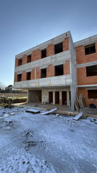 Novogradnja v Pulju: stanovanje v 1. nadstropju s parkiriščem in shrambo