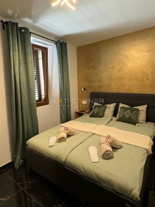 PULA - STROGI CENTER | LUKSUZNO OBLIKOVANO ENOSOBNO STANOVANJE S TERASO | 28 m²