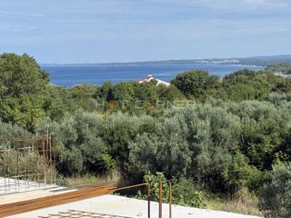 Štinjan, penthouse, 3 spalnice, velika terasa, pogled na morje, 3 minute vožnje od plaže Puntižela!
