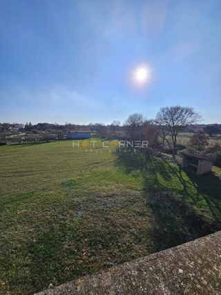 Veliko gradbeno zemljišče 4814 m² z hišo Roh-bau – Šišan, idealno za 4-6 parcel!