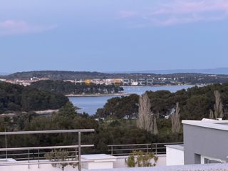 Premantura – luksuzno stanovanje s strešno teraso in panoramskim pogledom na morje, 400 m od plaže