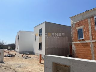 Medulin, 650 m od plaže, novo, pritlično stanovanje, 2SS z 175 m² vrta