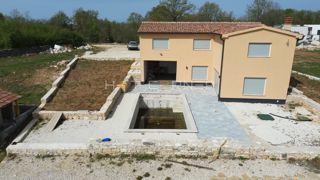 Čudovita nova vila z bazenom v idilični vasi 15 min od morja
