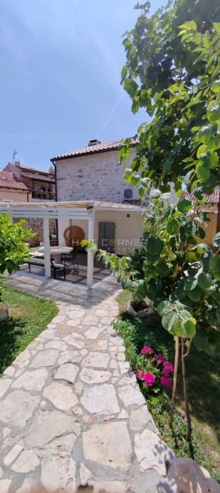 Galižana, čudovito prenovljena kamnita hiša s čudovitim vrtom in bazenom