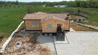Čudovita nova vila z bazenom in posestvom 9850 m² v idilični vasi 15 min od morja