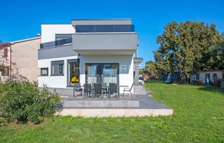 Sodobna družinska hiša z veliko parcelo, novogradnja