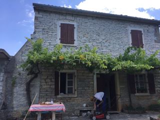 Oprtalj, istrska kamnita hiša, 2.400 m² zazidljivega zemljišča in 10 ha kmetijskega zemljišča