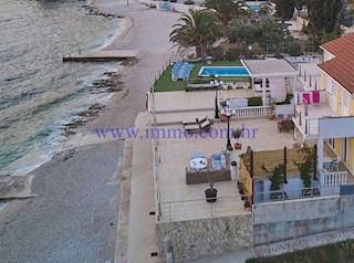 ČUDOVITA VILLA V PRVI VRSTI DO MORJA