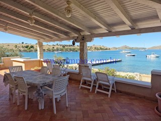 ARHIPELAG KORNATI. HIŠA V PRVEM VRSTI DO MORJA