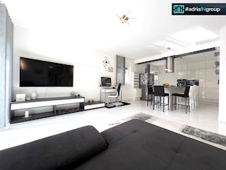 Trogir, MODERNO STANOVANJE S TERASO-VRT 185m2 / video - preberi opis