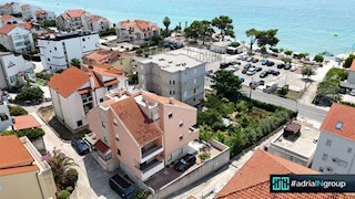 Manjša stanovanjska stavba na atraktivni lokaciji – Podstrana / preberite opis