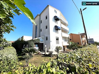 Kaštel Štafilić, VIDEO / 15 apartmajev / mini hotel / restavracija / PREBERI OPIS