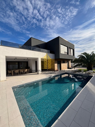 Hiša, prodaja, Pula, Valmade, 733 m2, samostojna