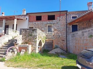 Okolica Poreča, kamnita hiša v nizu za obnovo z 250m2 vrta