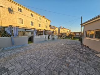 Čudovita kamnita vila v bližini Poreča