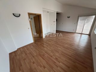 Medulin, stanovanje v novejši stavbi 100 metrov od morja