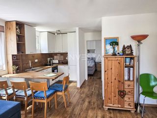 Pula, Štinjan, hiša z 2 apartmajema in vrtom, 1 km od morja
