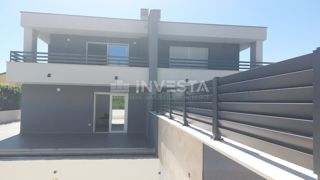 Novigrad, Dvojček z bazenom