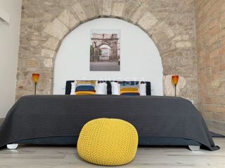 Pula, središče mesta, stanovanje z dvema spalnicama in dvema kopalnicama.