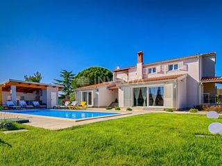 Fažana, čudovita moderna vila z velikim vrtom