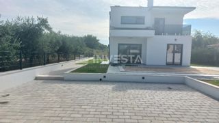 Moderna vila v okolici Poreča s pogledom na morje