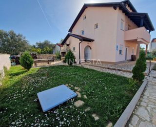 Peroj, apartmajska hiša s bazenom in pogledom na morje